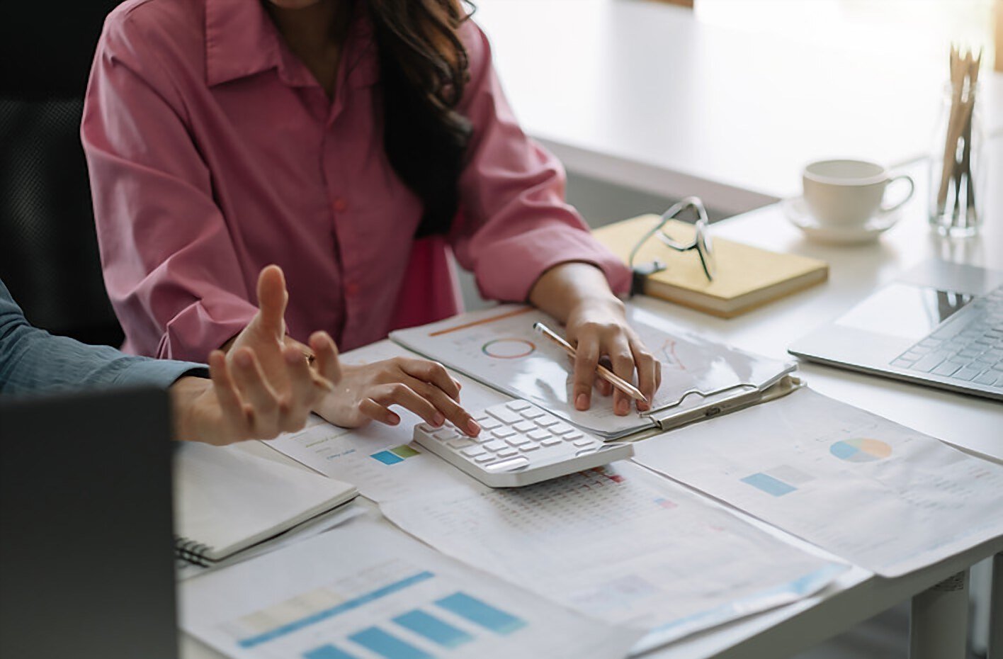 Contadora da Lily analisando relatórios e planilhas com uma cliente